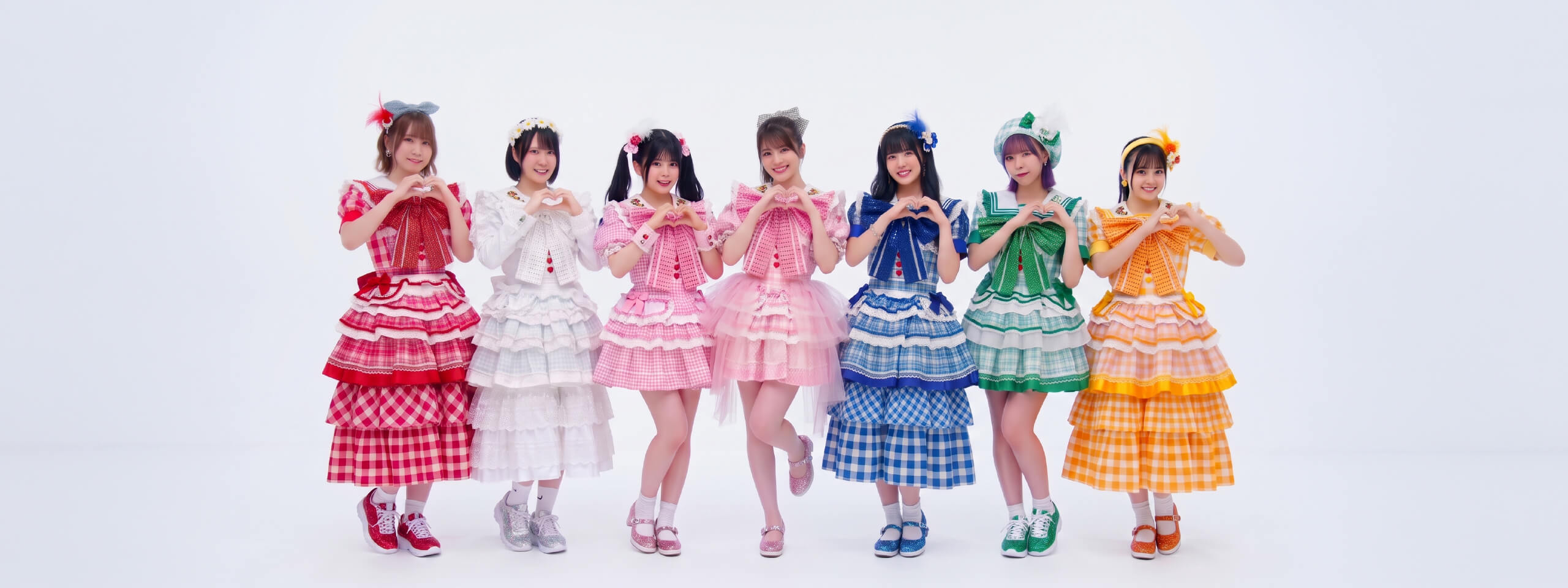 白ホリゾントでダンスグループを撮影した写真