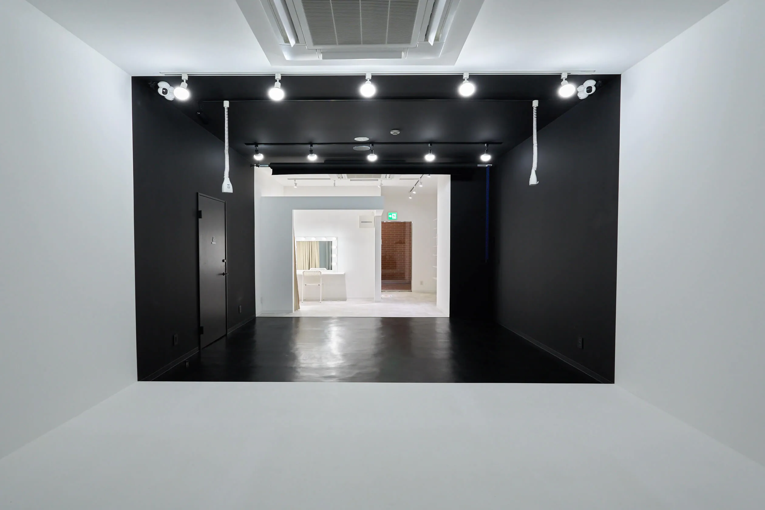 STUDIO 4696 横浜馬車道店のスタジオ内観